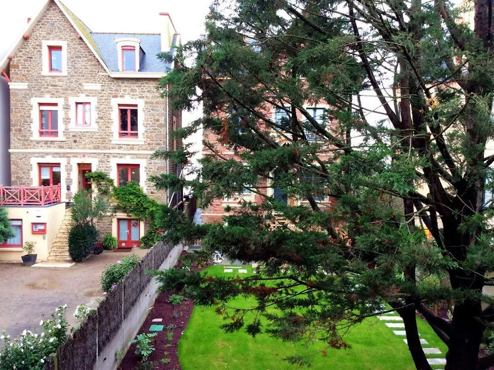 ***  Hotel Les Charmettes à Saint-Malo France